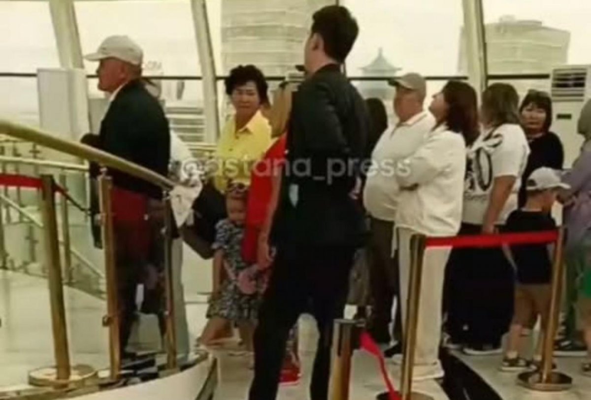 Казахстанка пожаловалась на платный вход и очереди в "Байтерек"