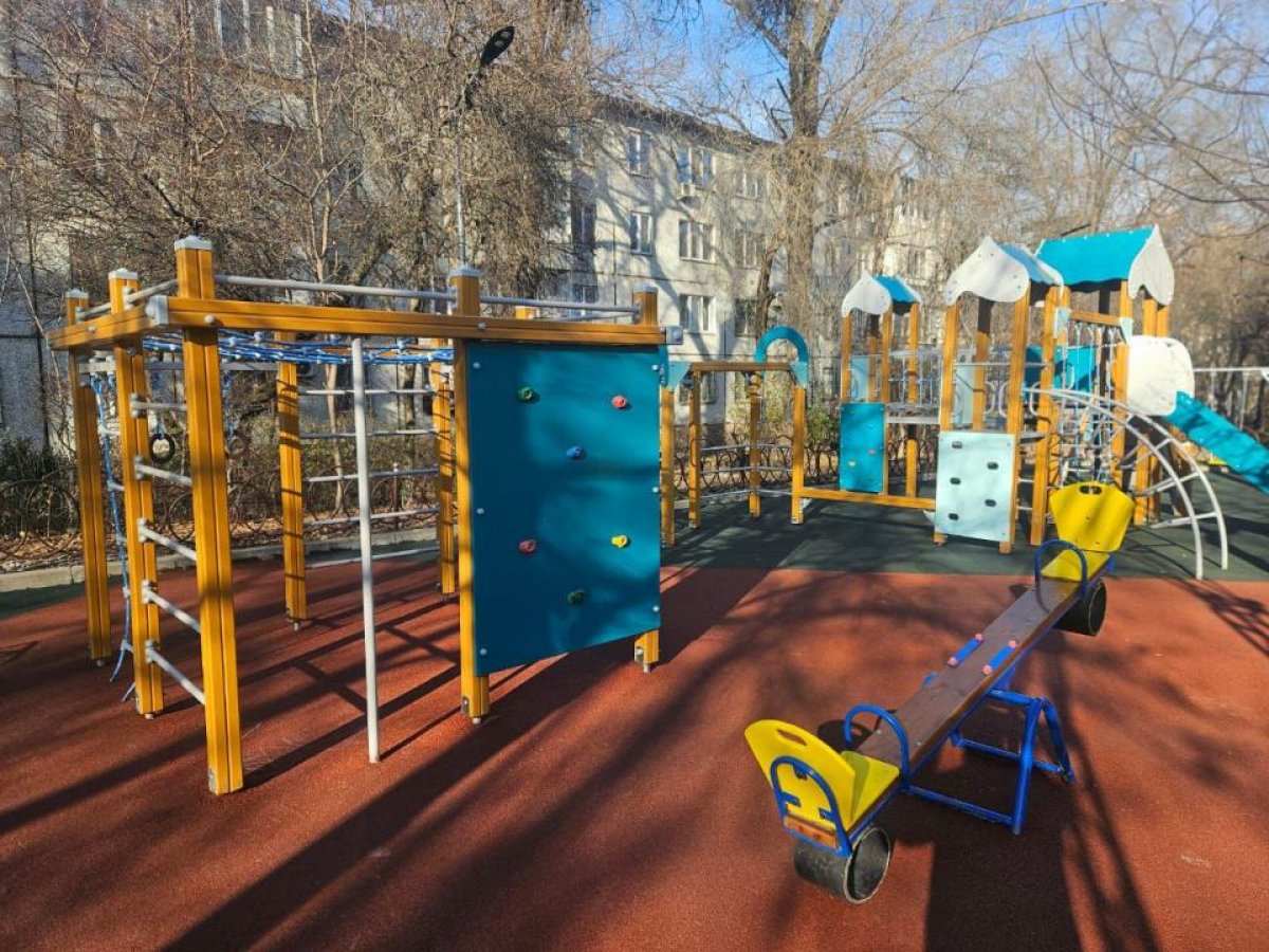 Женщина в ковбойской шляпе похитила ребенка с детской площадки