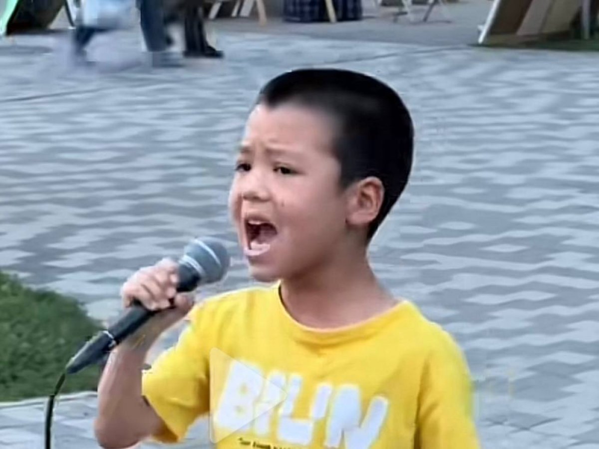 8-летний Адиль из Казахстана покорил соцсети песней Димаша (ВИДЕО)