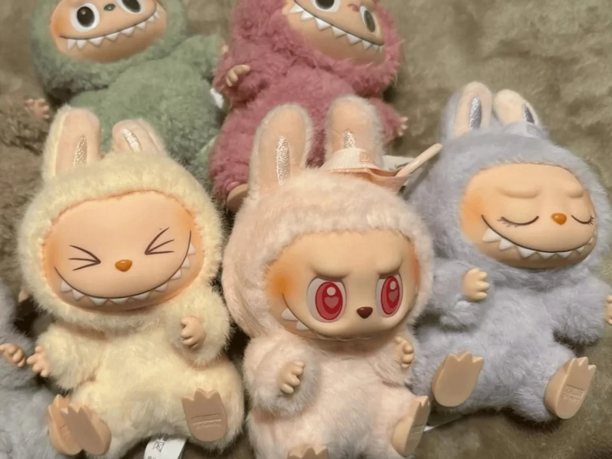 Мужчину наказали за ввоз на самолете трендовых игрушек Лабубу