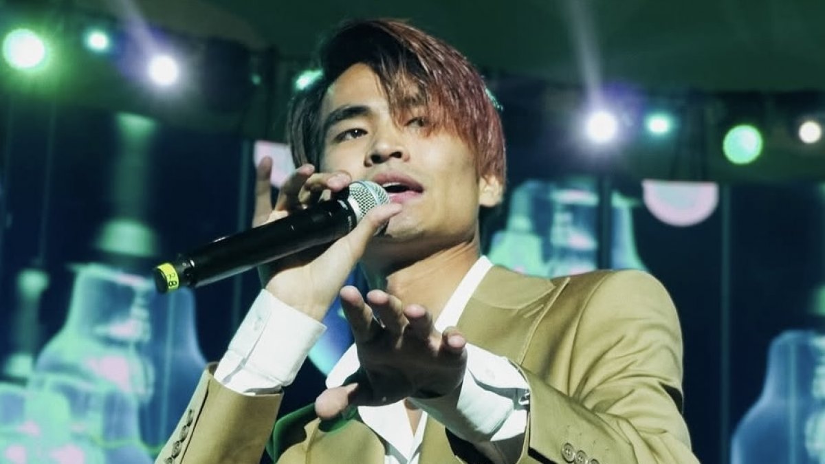 Сын Розы Рымбаевой ищет возлюбленную в новом клипе