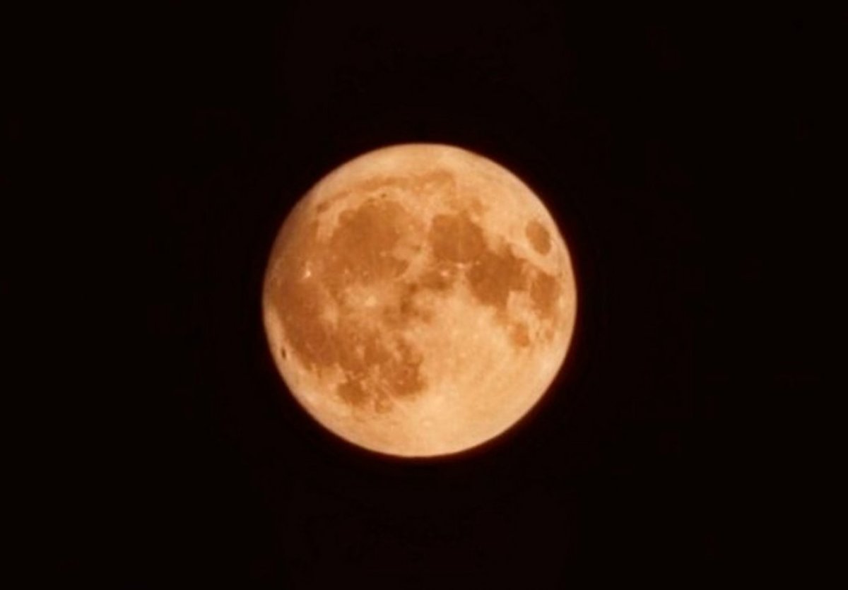 "Клубничная луна" появилась в небе