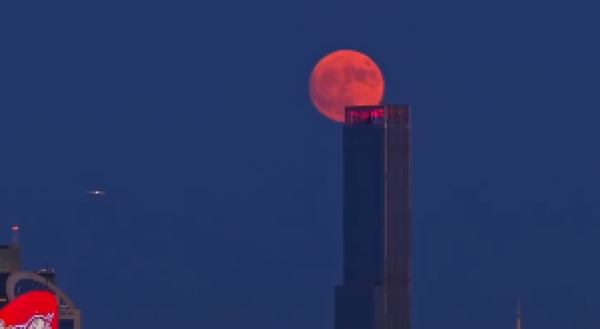 "Клубничная луна" над Астаной: кадры появились в сети