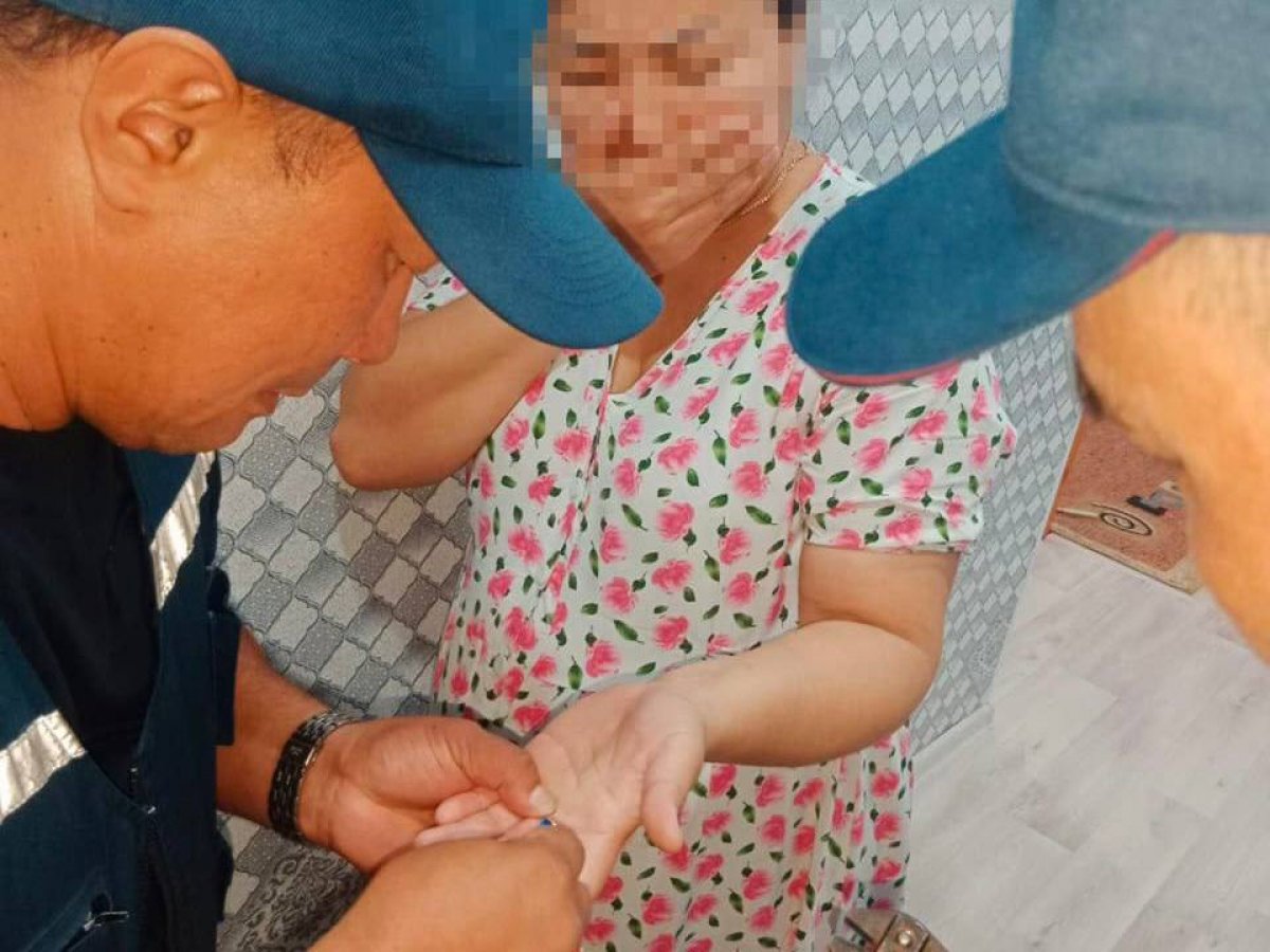 Спасатели вызволили палец из кольца в Костанае