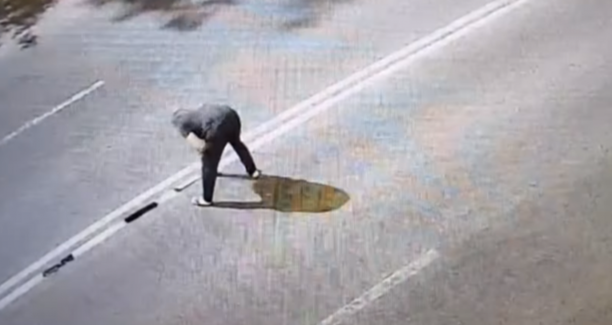 Казахстанец закрасил сплошную линию для удобства заезжать во двор