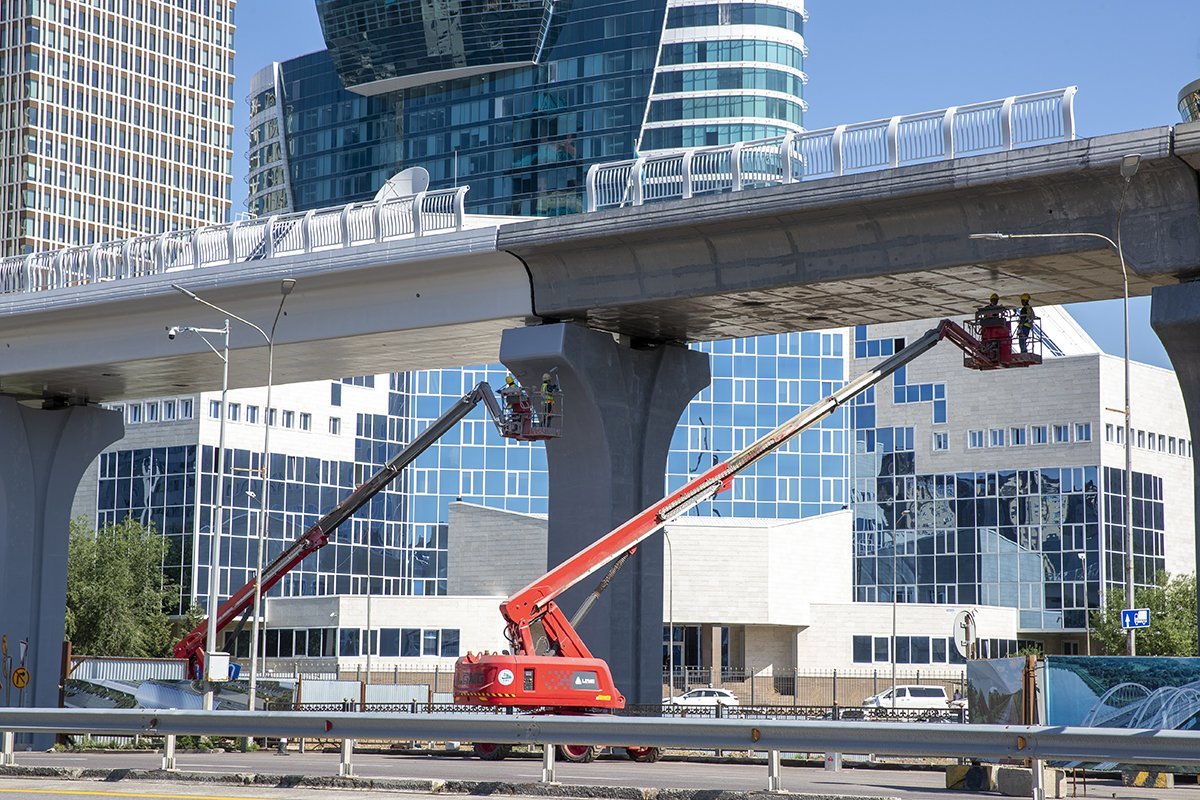 Вагоны ЛРТ устанавливают на рельсы в Астане