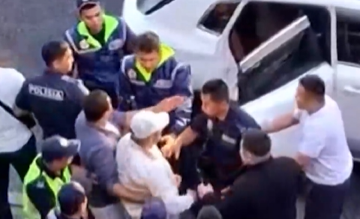 Конфликт между полицейскими и алматинцами у ресторана попал на видео