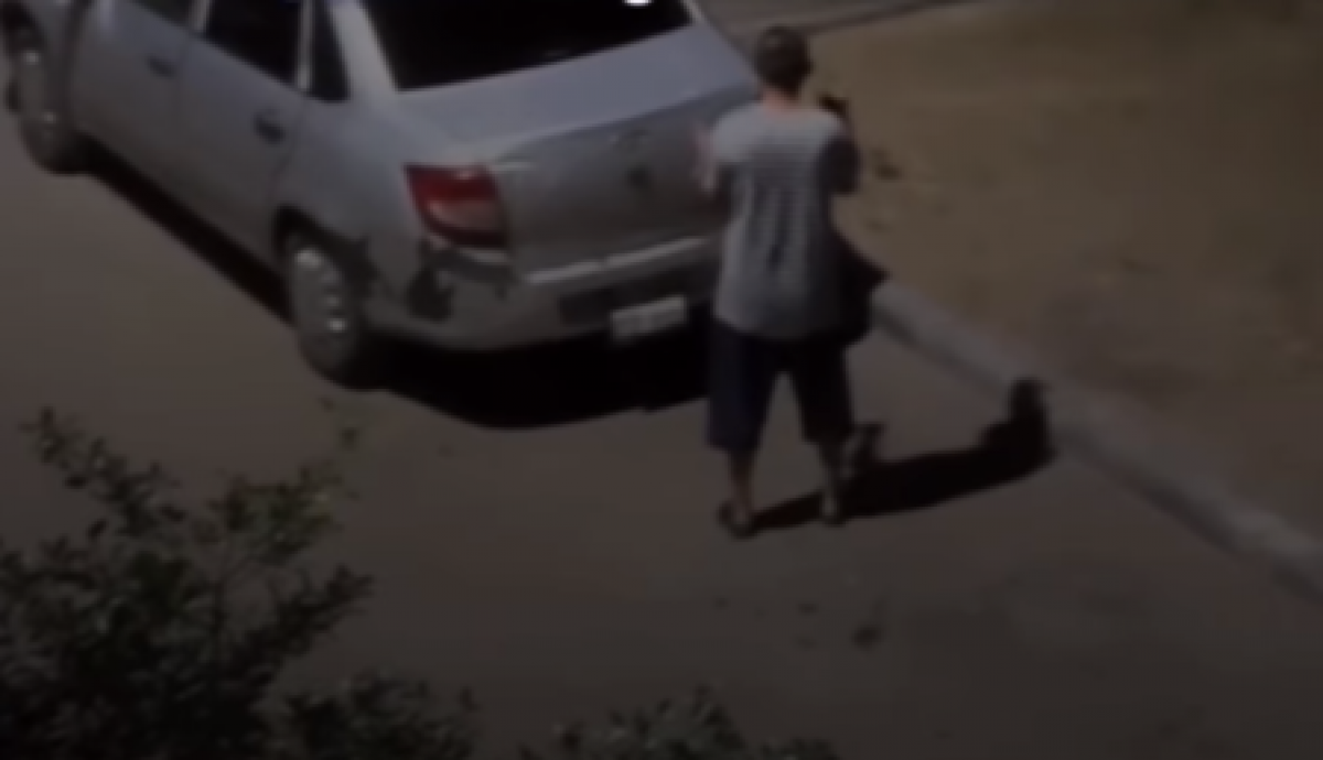 "Дайте поспать": алматинец вышел во двор с просьбой к детям