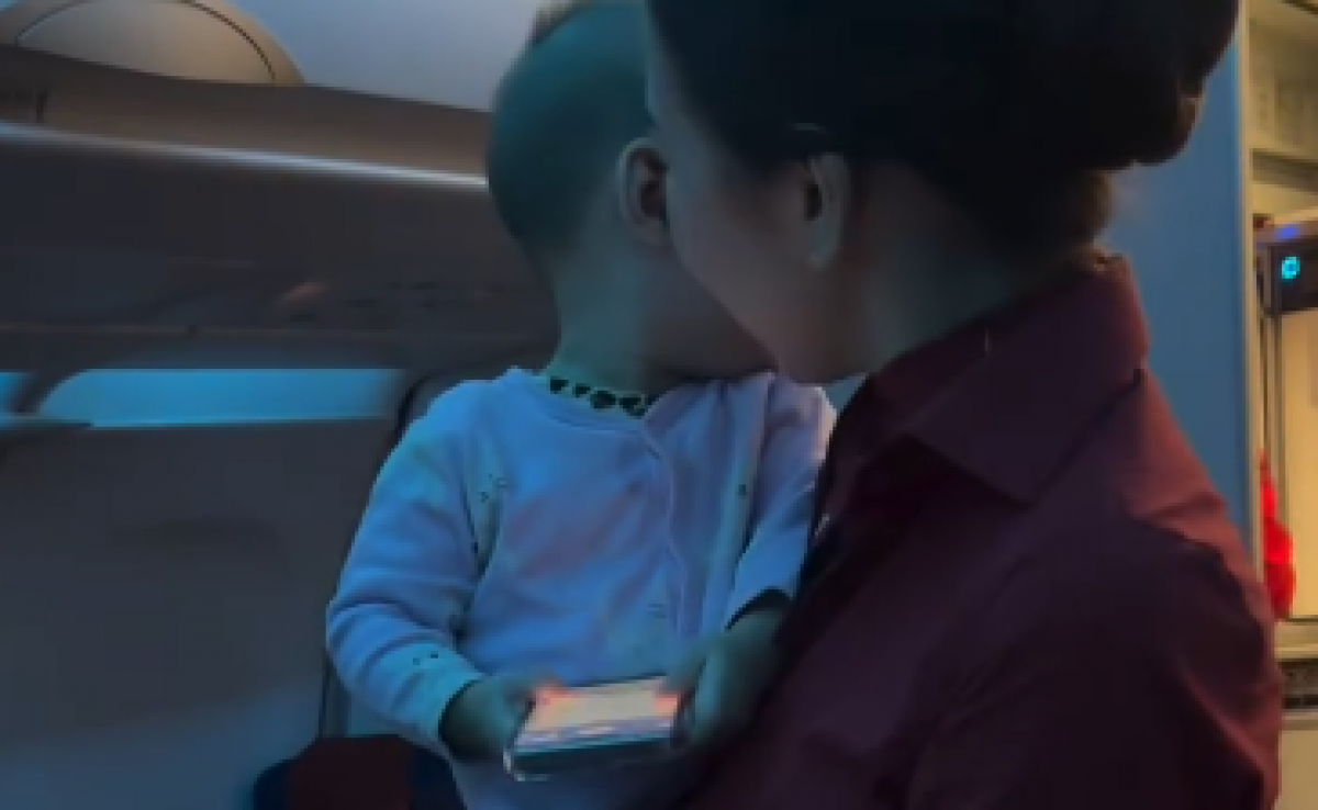 Женщина поблагодарила казахстанских бортпроводников за помощь с ребенком