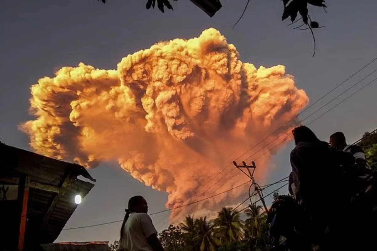 Эвакуация и отмена рейсов: крупное извержение вулкана произошло в Индонезии