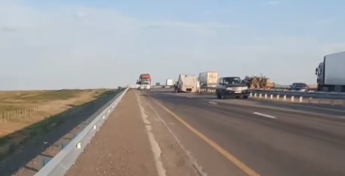 Каток раздавил кабину водителя эвакуатора в Карагандинской области