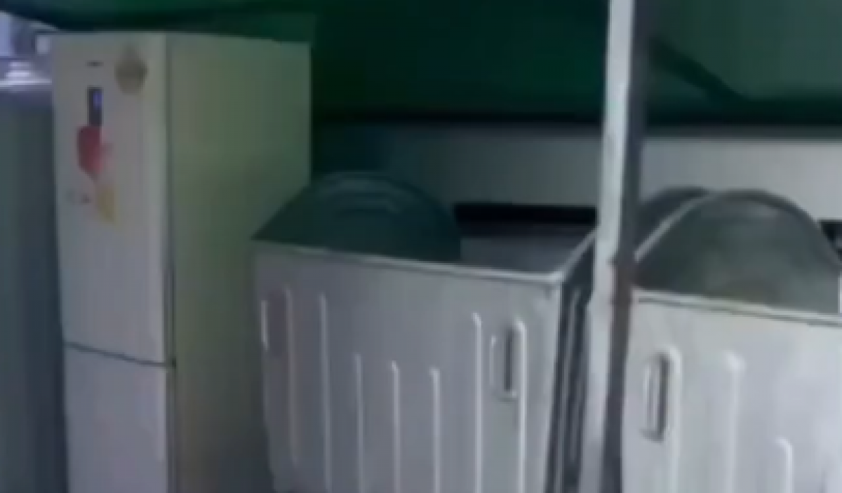 Холодильник для нуждающихся возле мусорки установили в Атырау