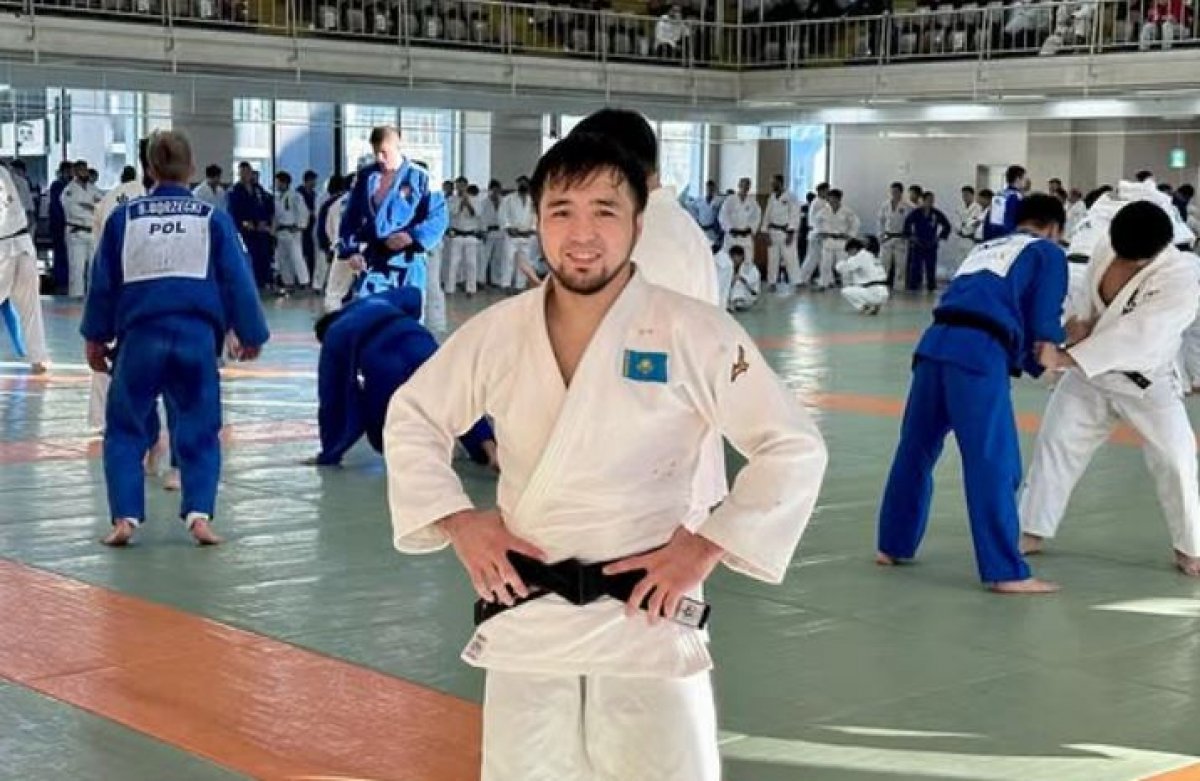 Елдос Сметов опубликовал фото с травмой