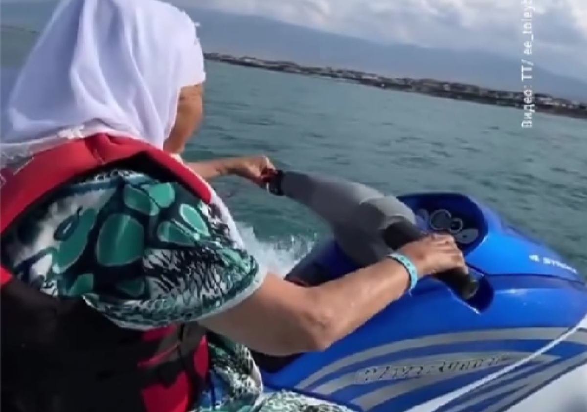 84-летняя бабушка на гидроцикле покорила Алаколь