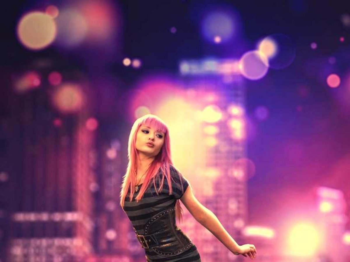 Полуголая девушка станцевала на крыше здания перед Домом министерств в Астане