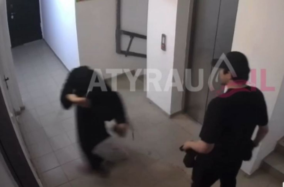 Мужчина жестоко избил девушку в подъезде дома в Атырау