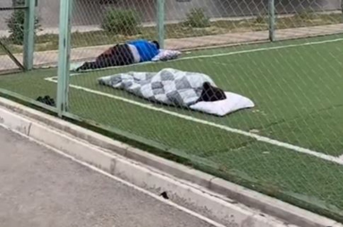 Алматинцы устроили ночлег прямо на футбольном поле (ВИДЕО)