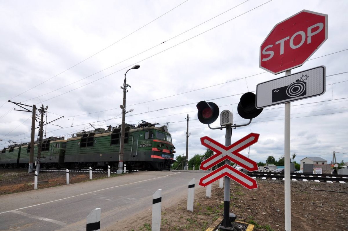 Два человека внезапно вышли на ж/д пути под Алматы и попали под поезд