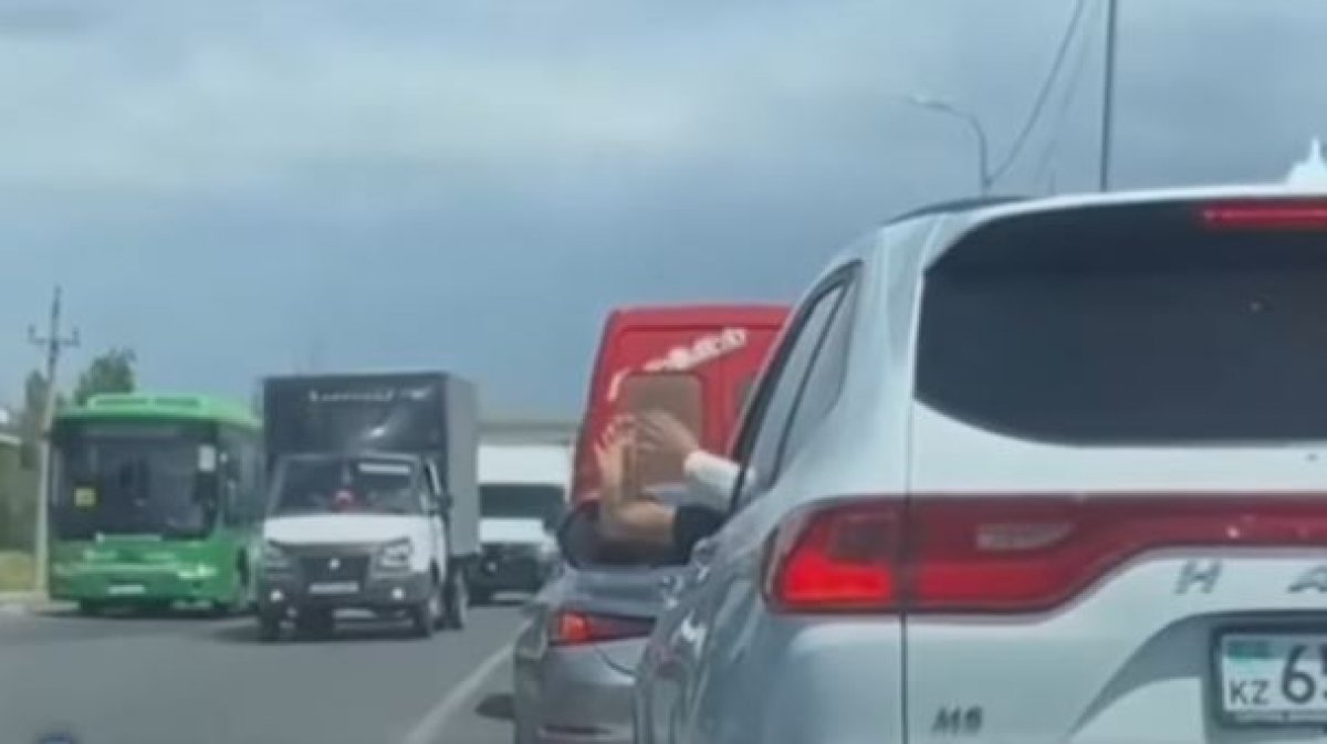 Алматинец привлек внимание Казнета, высунув ногу из окна авто