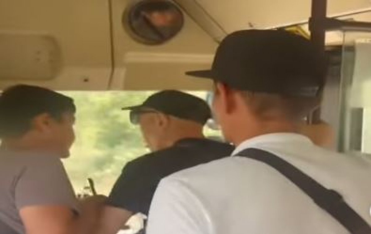 Пассажир напал на водителя автобуса в Семее