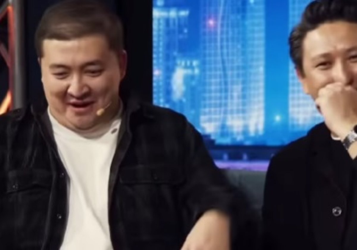 Казахстанский телеведущий пропустил рождение третьего сына и показал его фото