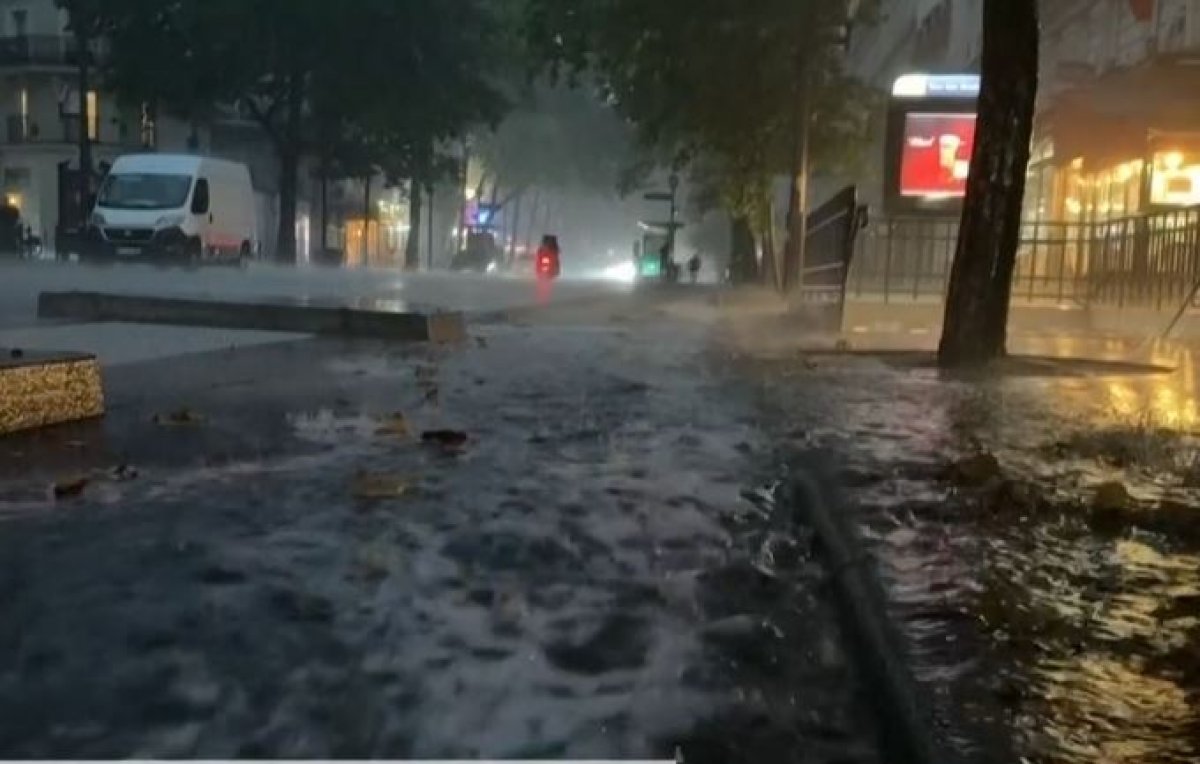 Мощный шторм обрушился на Париж: есть жертвы и разрушения