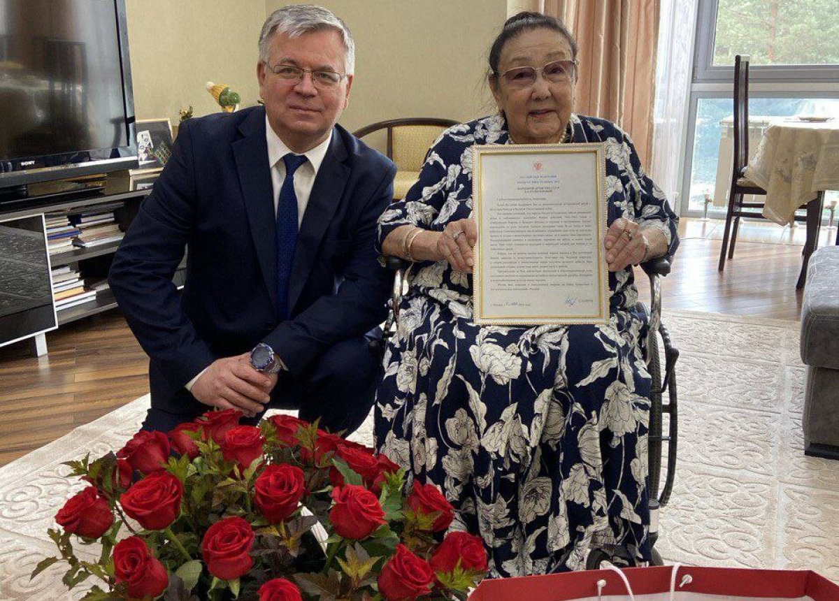 Бибигуль Тулегенова получила подарки от МИД России