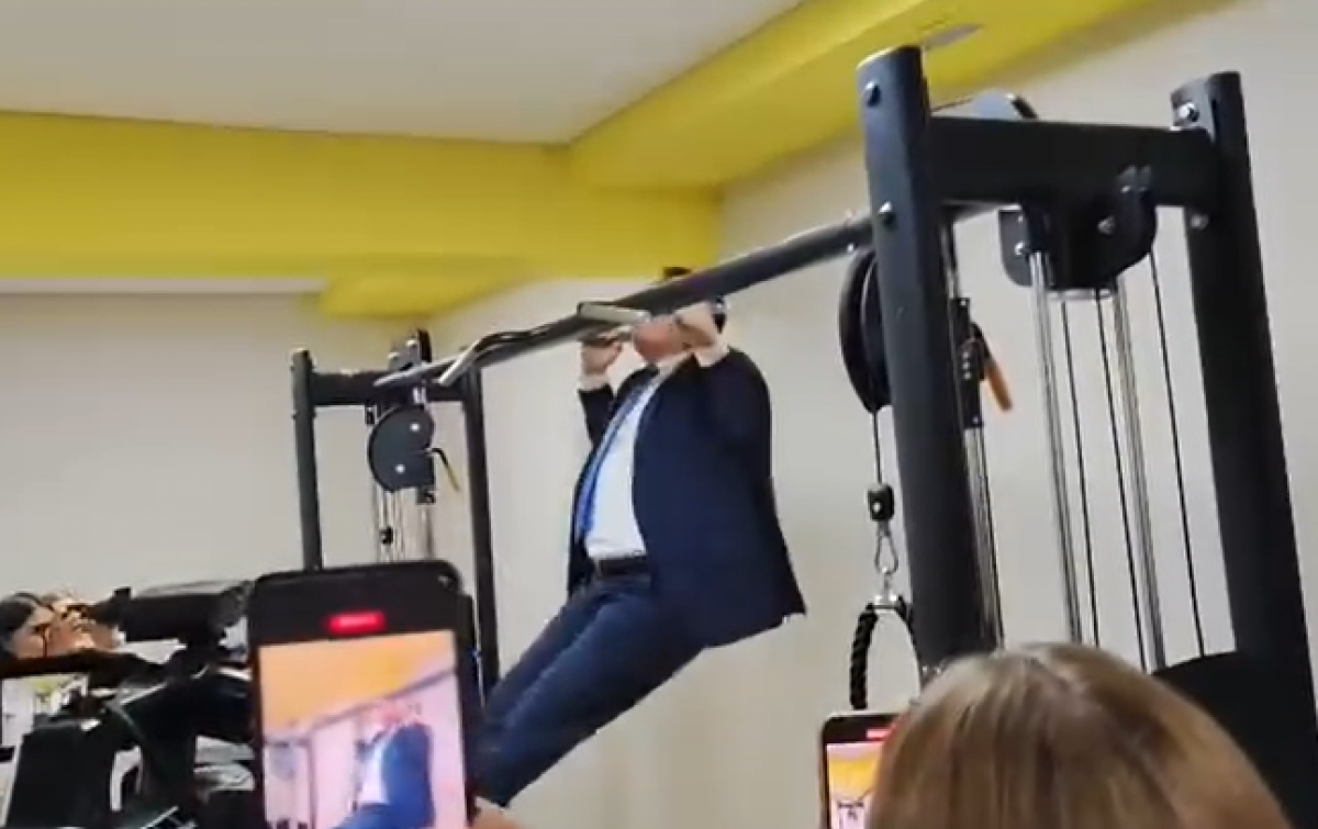 Аким Акмолинской области подтянулся на турнике в Зеренде (ВИДЕО)