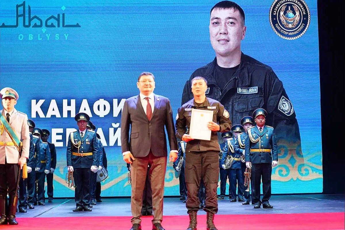 Герой в белой кепке в области Абай оказался полицейским