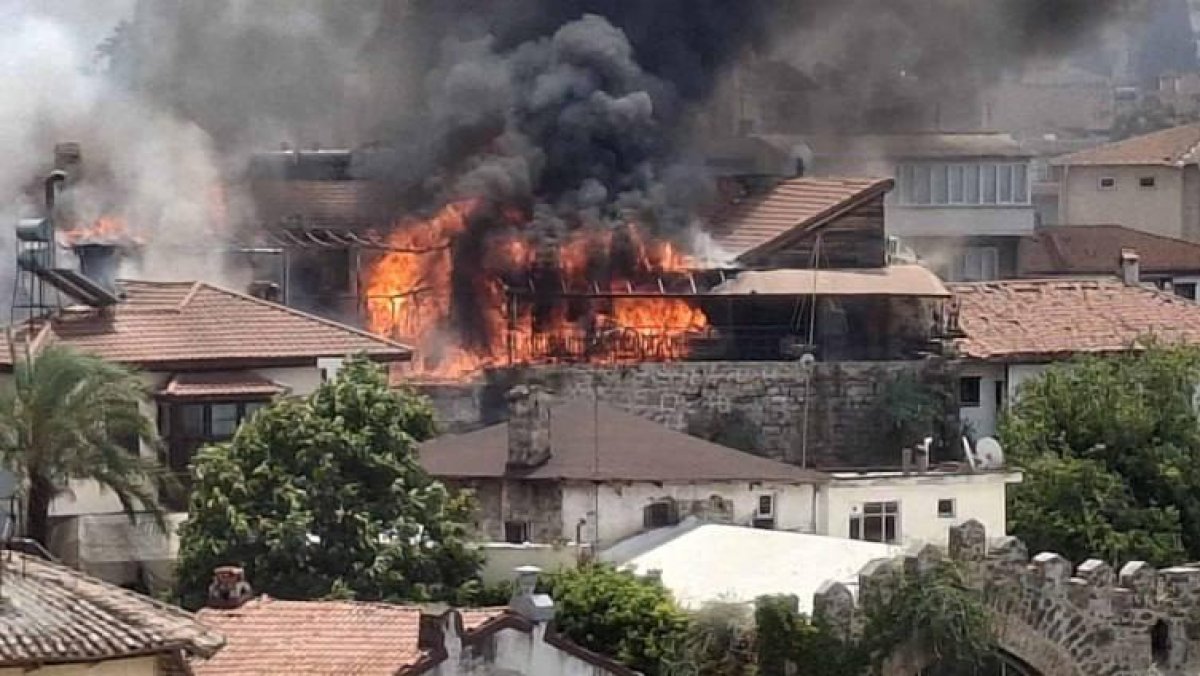 Пожар вспыхнул в турецкой Анталье: горит бутик-отель