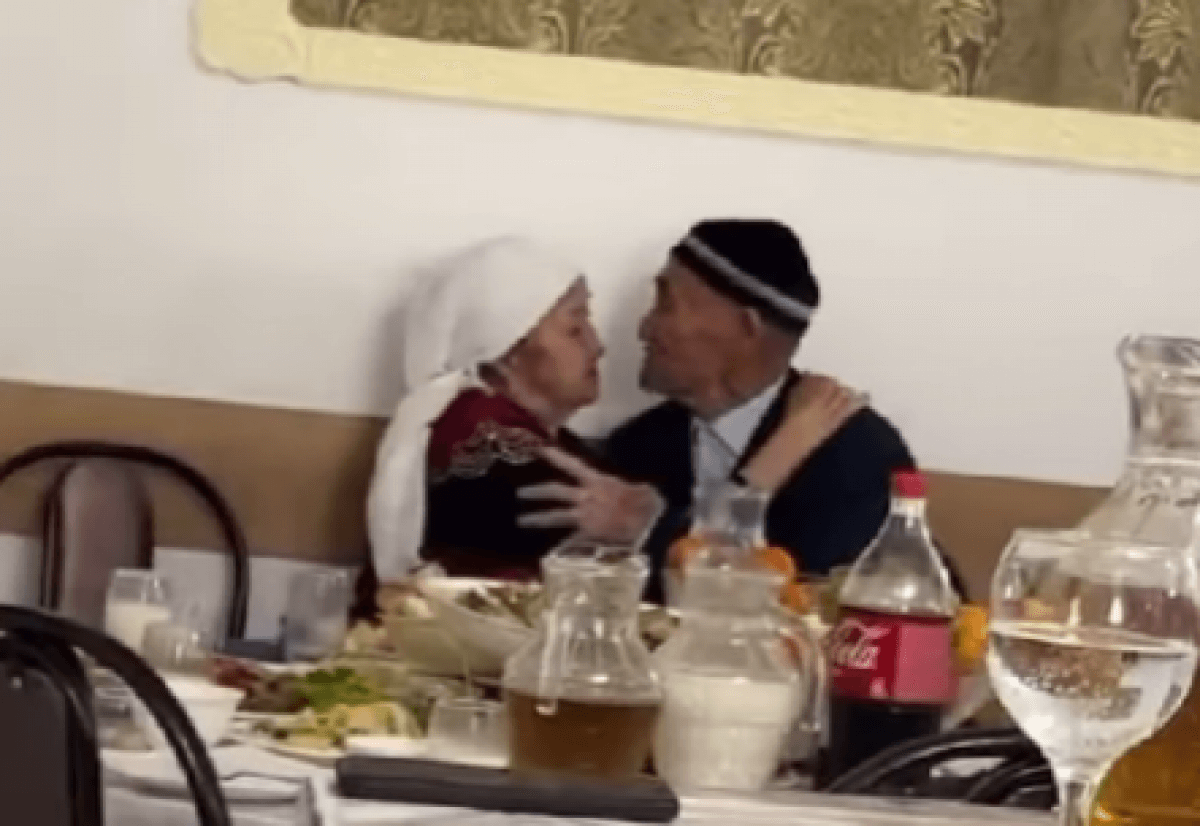 Пожилая пара влюбленных покорила казахстанцев (ВИДЕО)