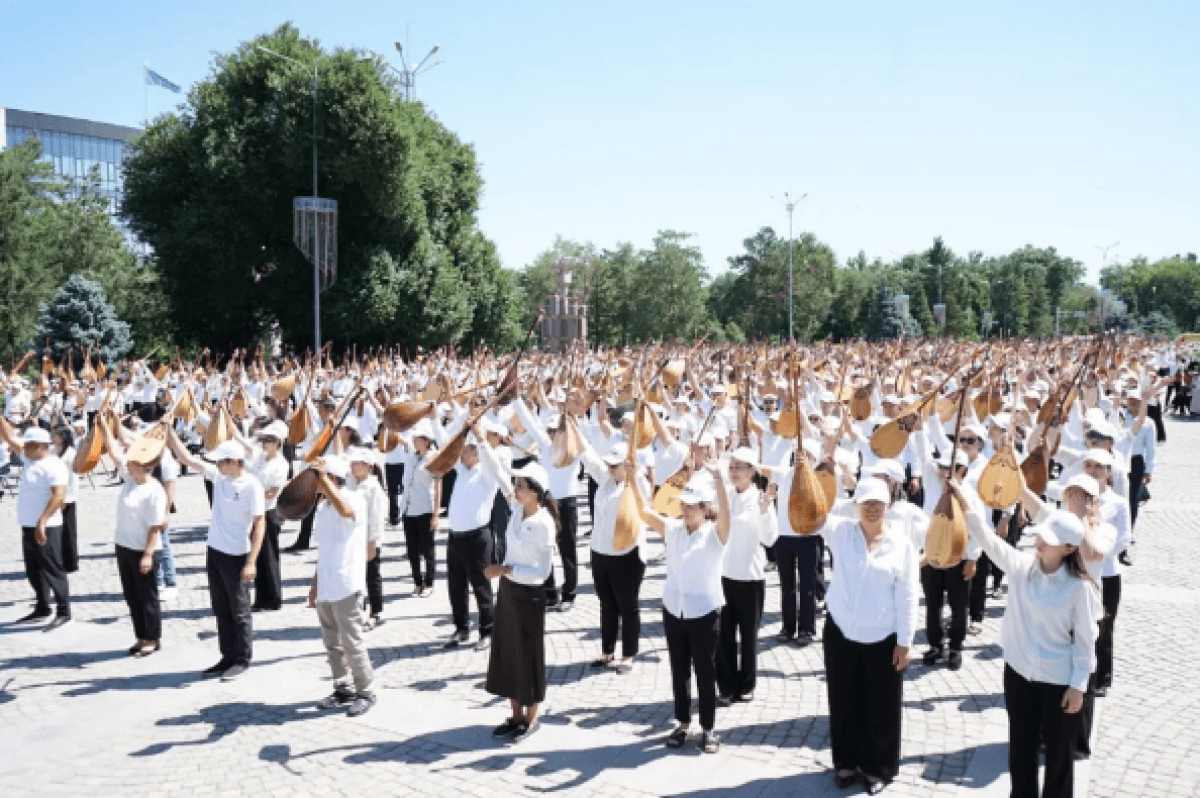 5 тысяч домбристов устроили флешмоб в честь Национального дня домбры в Талдыкоргане