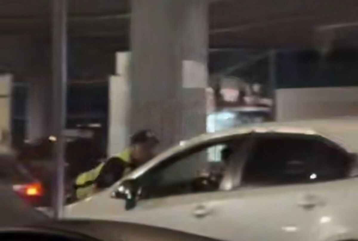 Девушка протащила полицейского на капоте автомобиля в аэропорту Алматы