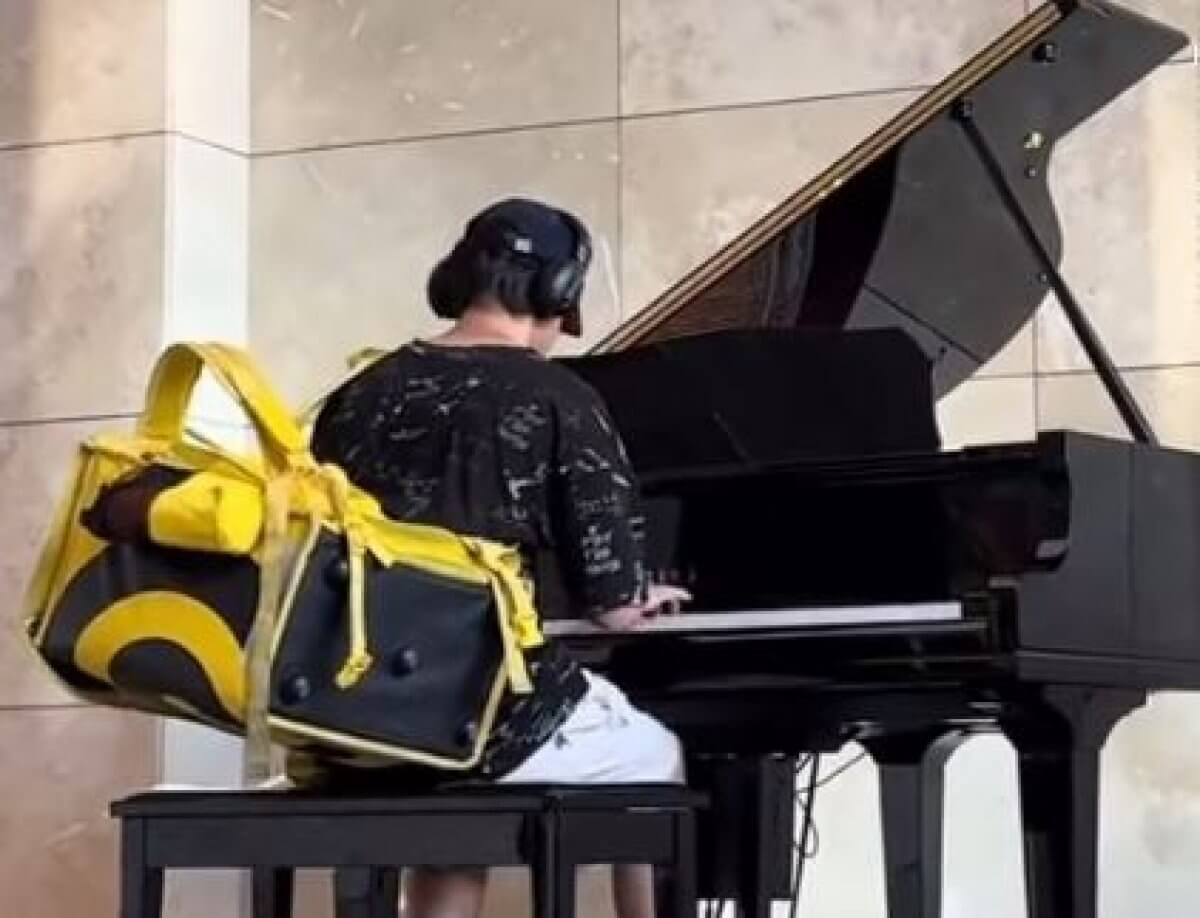 Курьер виртуозно сыграл на пианино в ТРЦ Алматы (ВИДЕО)
