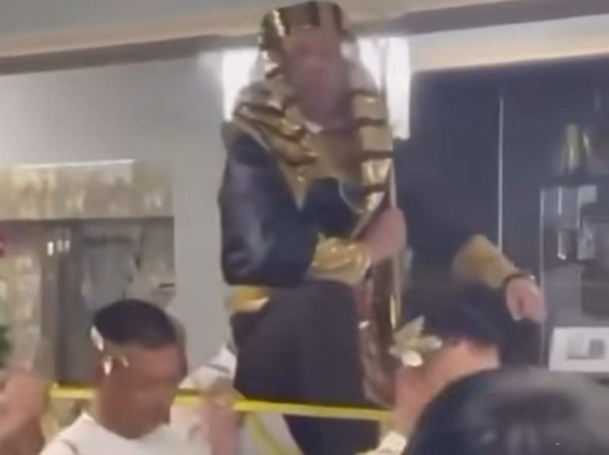 Фараон из Мангистау: мужчина креативно отметил 50-летие (ВИДЕО)