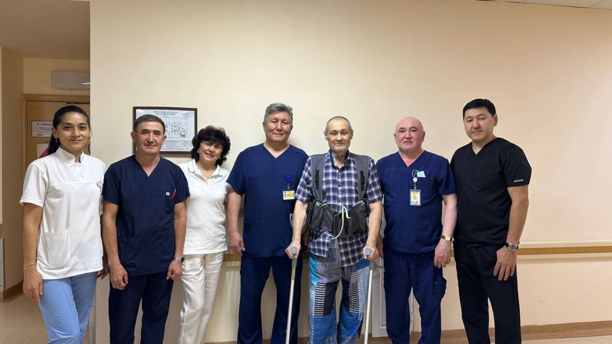 Пациенту с искусственным сердцем успешно заменили коленный сустав в Алматы