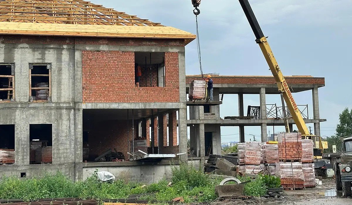 Возврат активов: депутаты AMANAT проверили ход строительства детсада в Петропавловске