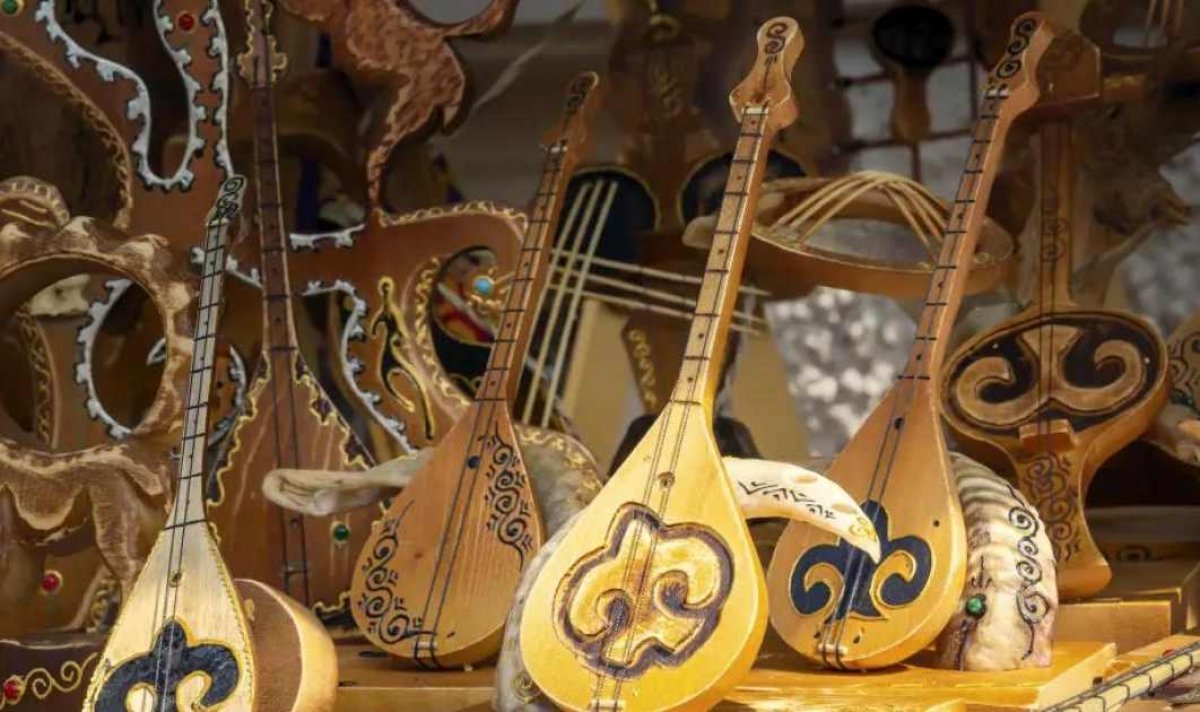 Токаев поздравил казахстанцев с Днем домбры