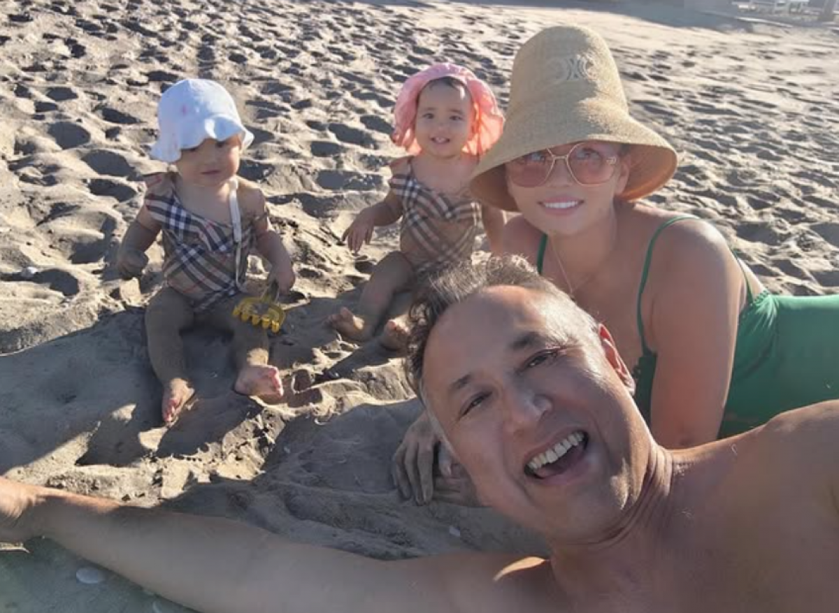 Баян и Турсен Алагузовы на отдыхе с дочками в Турции