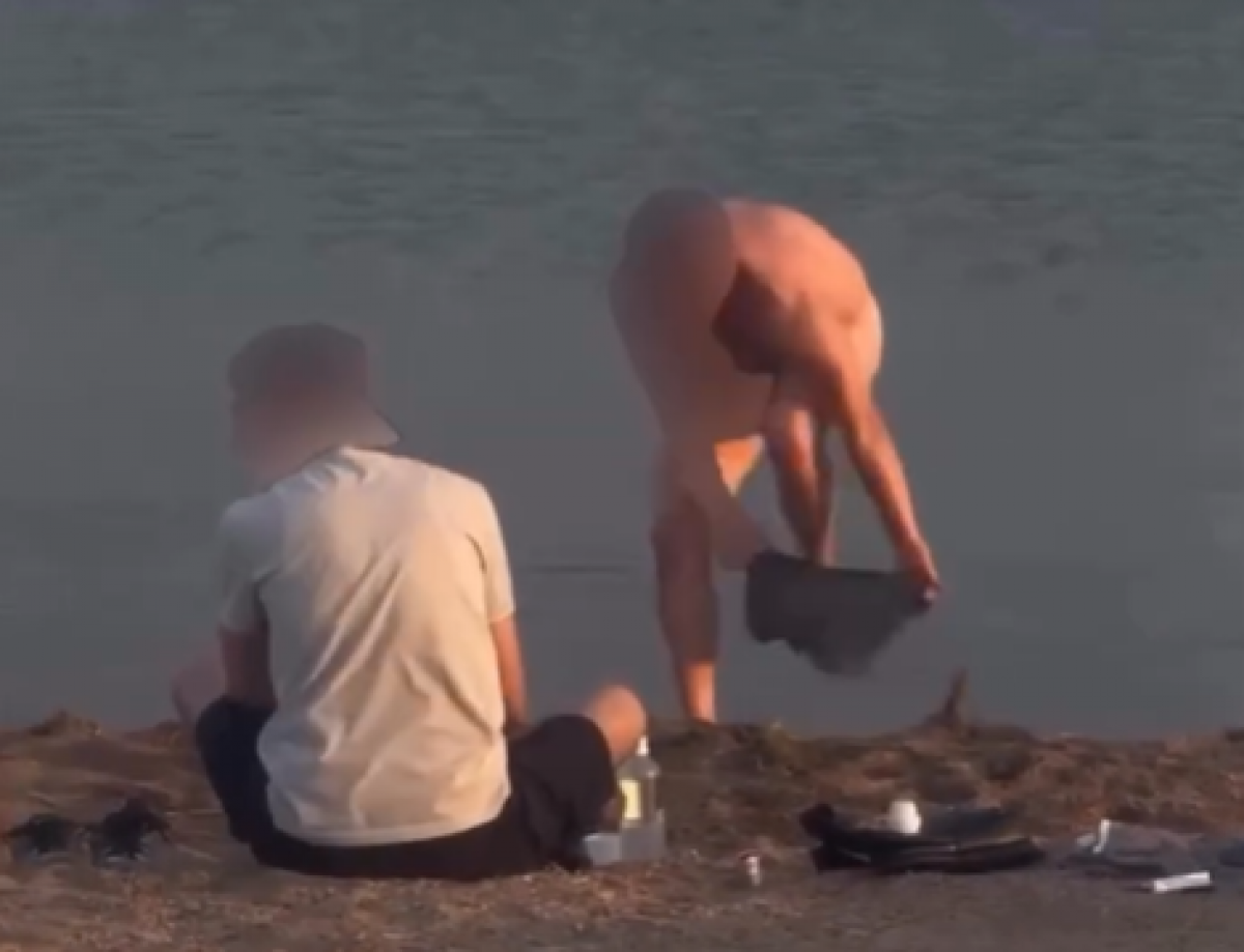 Мужчина оголился на глазах девушек в Кокшетау (ВИДЕО)