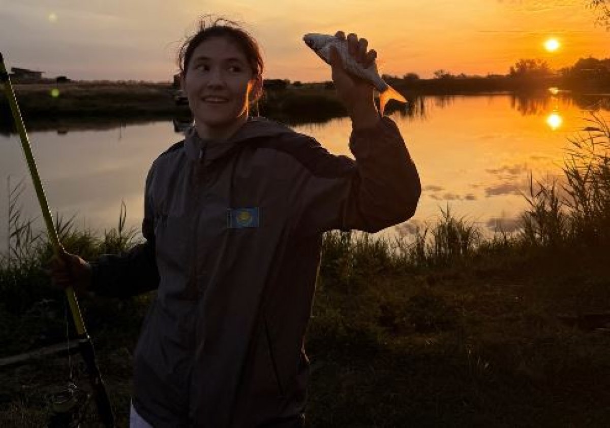 Назым Кызайбай сменила перчатки на удочку