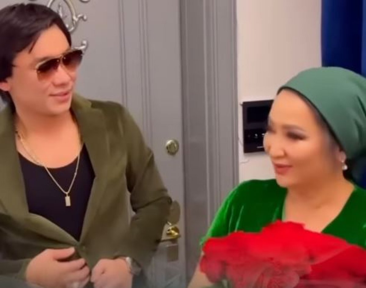 Мать Кайрата Нуртаса объяснила, почему вышла на сцену в "пижаме"