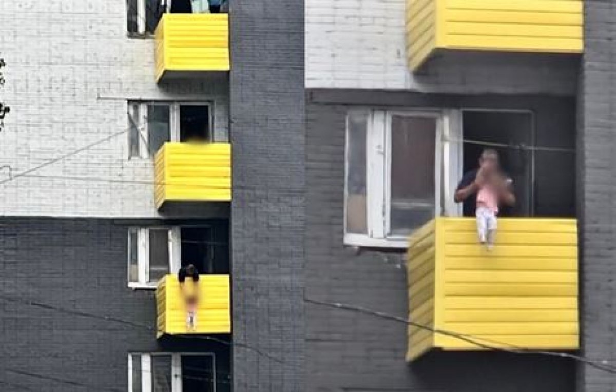 Опасные игры? Отец свесил дочь с балкона и держал за руки в Уральске