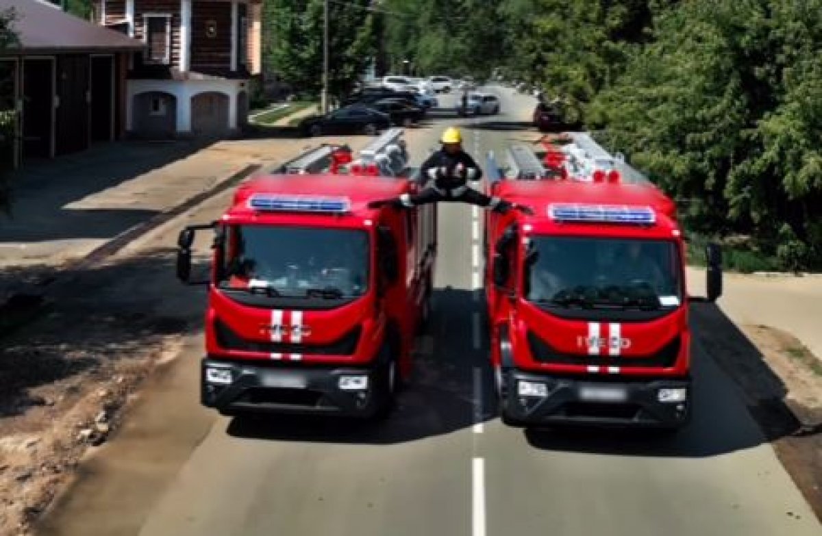 Казахстанский Ван Дамм: спасатель из Уральска повторил легендарный шпагат