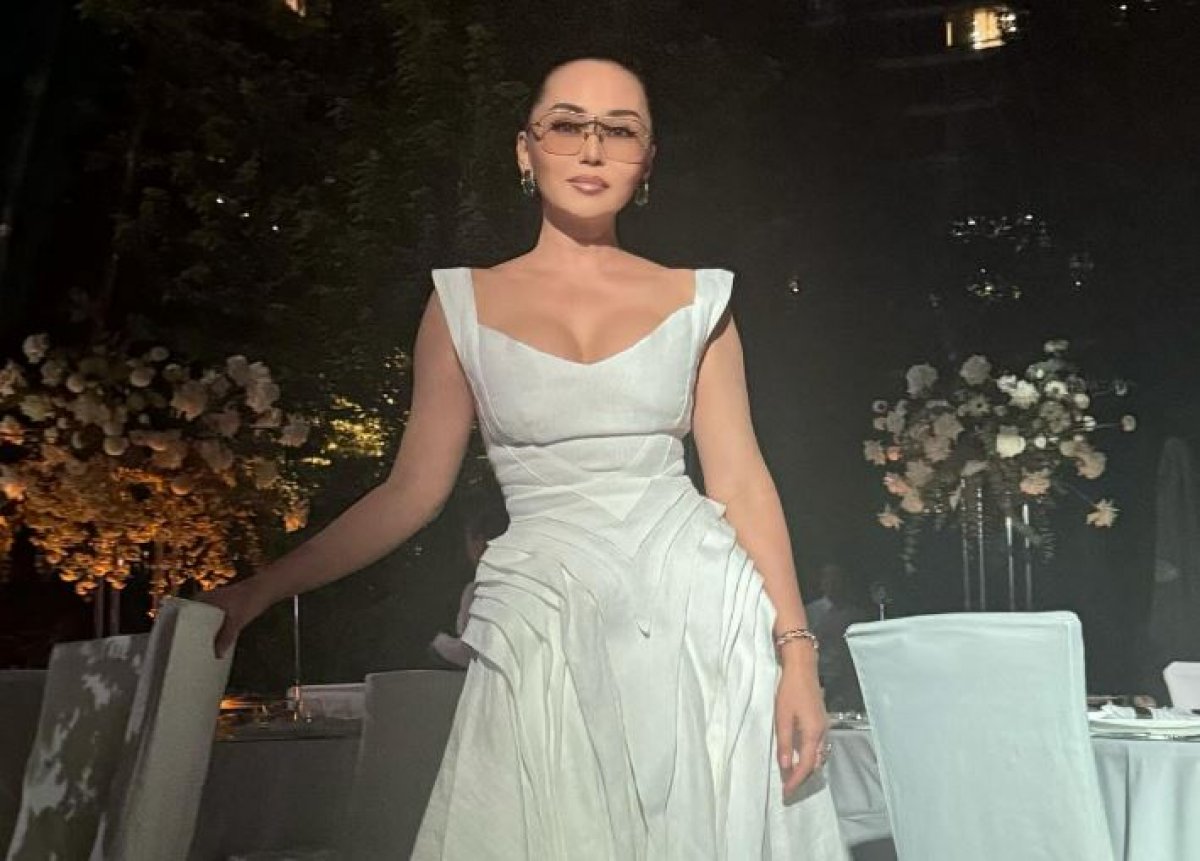 Поклонники Баян Алагузовой обсуждают яркую сцену с "поцелуем" (ВИДЕО)