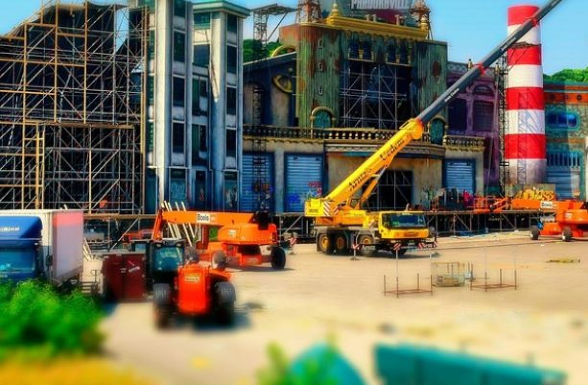 Автокран рухнул на школьной стройке в Акмолинской области