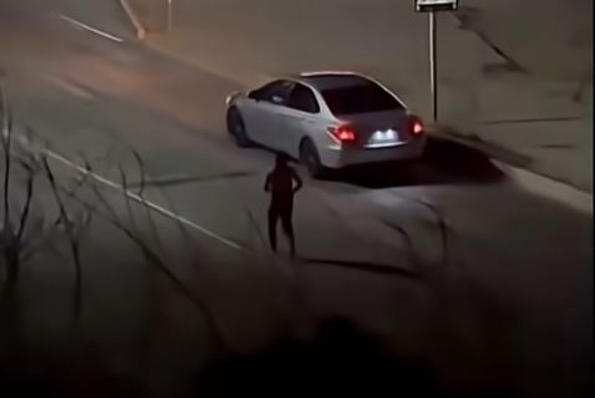 Полуголый мужчина бегал по дороге в Актау (ВИДЕО)