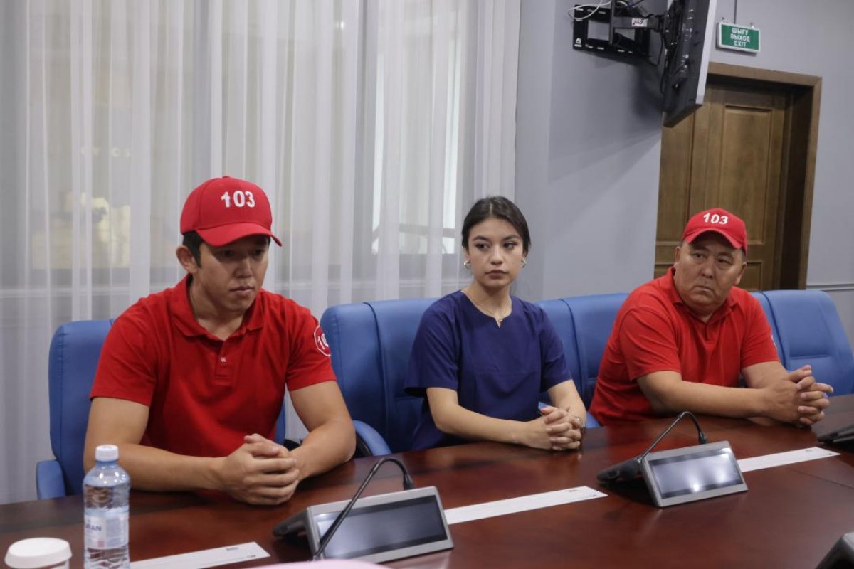 Медработников, спасших семью при пожаре в Жетысу, наградили в акимате