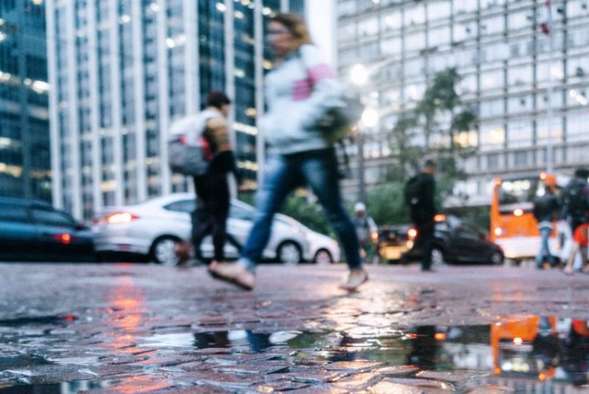 Грозы и пыльные бури надвигаются на Казахстан