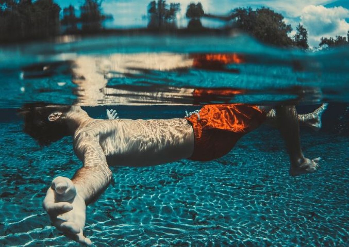 Мужчина сломал шею, неудачно нырнув в озеро